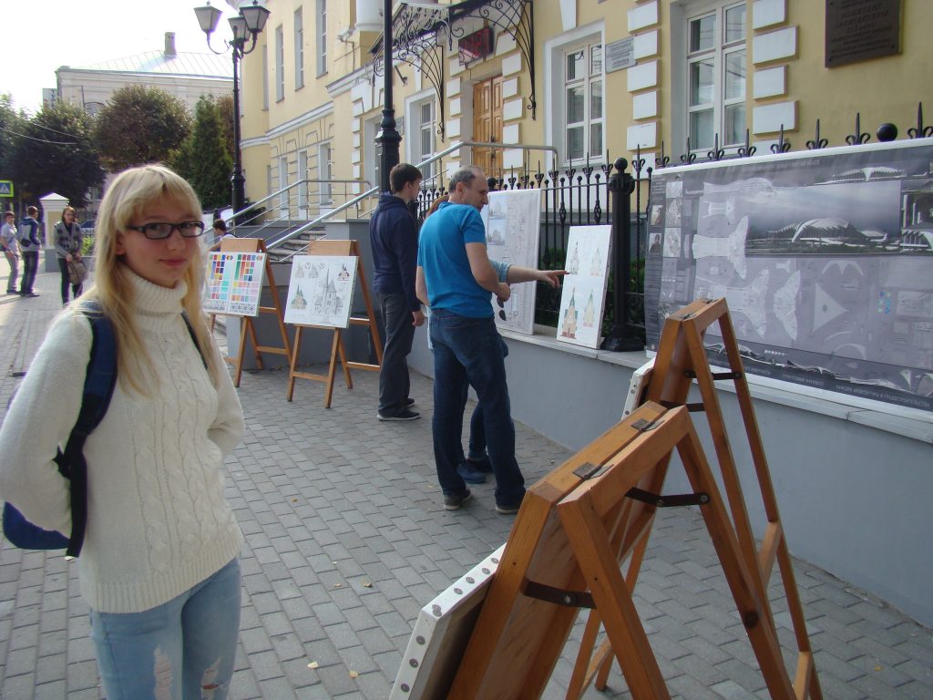 Выставочная экспозиция перед главным корпусом института на ул. Ленина