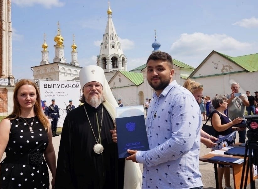 Митрополит Рязанский и Михайловский Марк вручает дипломы студентам-экономистам