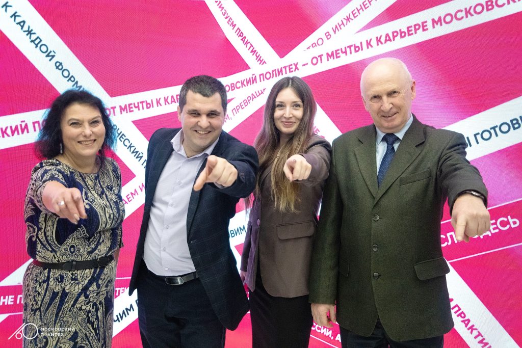 Владимир Владимирович Миклушевский вручил им заслуженные награды А.Е. Посалиной и А.Н. Патрину